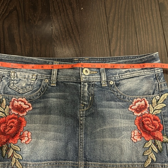 Guess mini Jean skirt with floral embellishments. Ladies size US28 - Picture 4 of 9